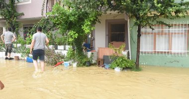 İzmir'i yine sel vurdu! Ev ve iş yerlerini su bastı! İşte o görüntüler...