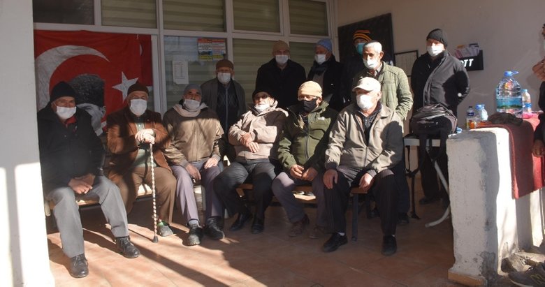 Mahalleli tahliye edilmek istenen muhtarlık binası önünde nöbet tutmaya başladı