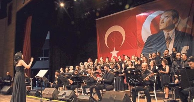 ‘Öğretmenler Korosu’ polisler için söyledi