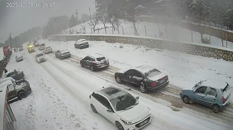 bursa-uludag-gunubirlik-tatilcilerin-akinina-ugradi-cok-sayida-arac-kar-nedeniyle-kuyruk-olusturdu-1766937043703.jpeg