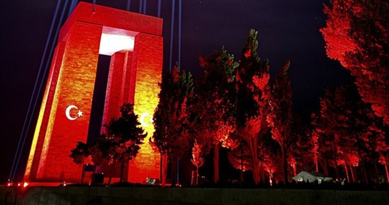 Çanakkale Şehitler Abidesi’ne Türk bayrağı yansıtıldı