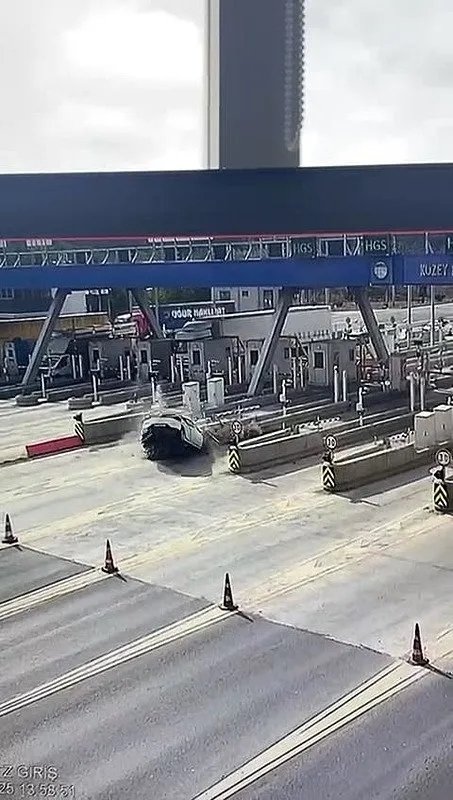 Arnavutköy’de katliam gibi kaza! Otomobil gişe bariyerine çarptı: 1 ölü