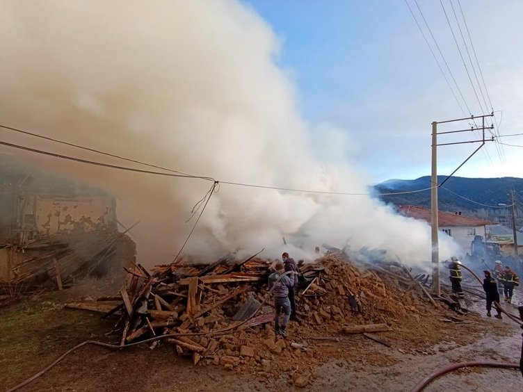 Uşak’ta 6 evi etkileyen yangın söndürüldü