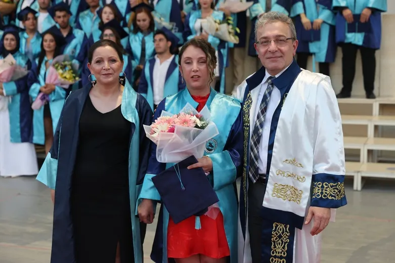 izmirde-yilin-en-anlamli-mezuniyeti-gorme-engelli-kardelen-ve-annesinin-buyuk-zaferi-1782896695644.jpg