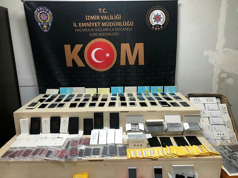 İzmir’de piyasa değeri 4 milyon liralık kaçak ürün ele geçirildi