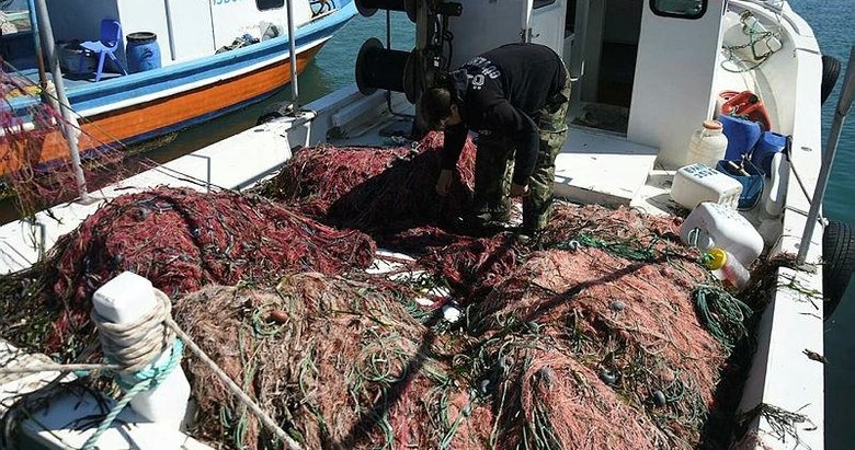 İzmir’de yasağa rağmen algarna yöntemini kullanıyorlar! Balıkçıların zararı büyük