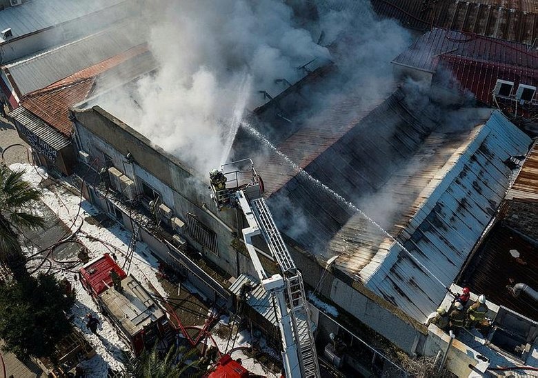 İzmir’de Kemeraltı Çarşısı’nda iş merkezi yangını! Çok sayıda ekip yönlendirildi