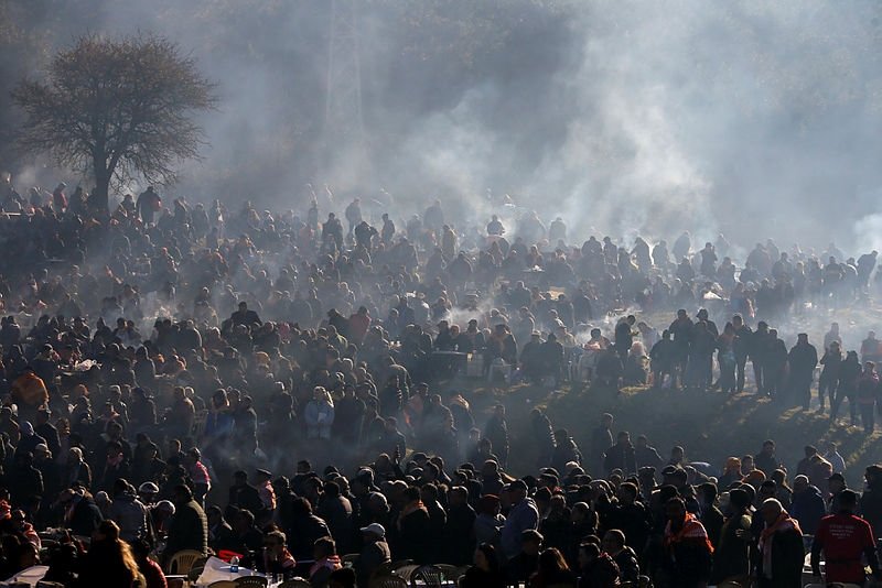İzmir’de görenleri şaşırtan görüntüler! Vatandaşlar 38. Selçuk Efes Deve Güreşleri Festivali’ne akın etti