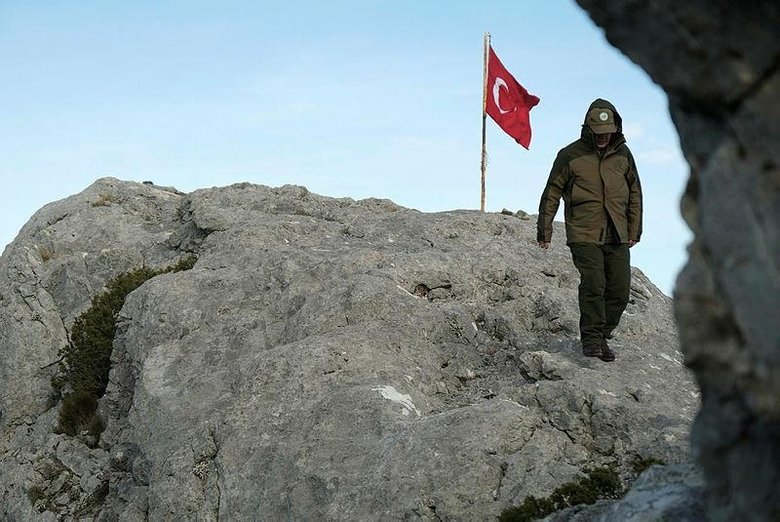 1517 metre rakımlı Spil Dağı zirvesinde kutsal görev! Bunun için gönüllü oluyorlar