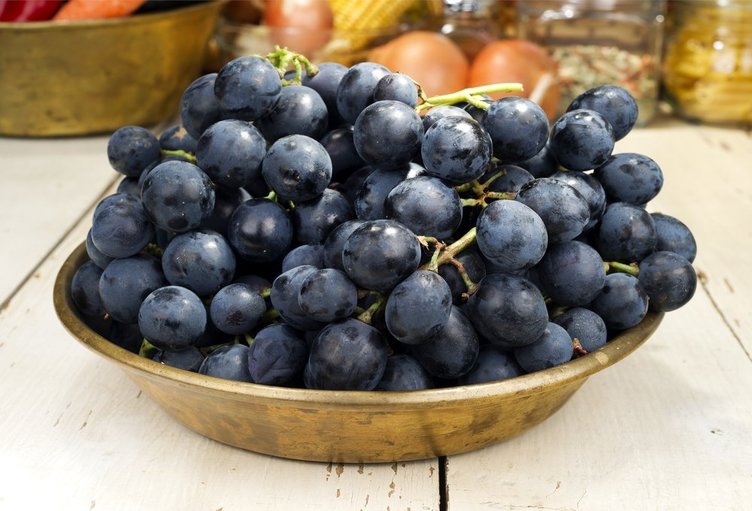 Kara üzümün vücuda öyle bir etkisi var ki... Öğrenince kilo kilo yiyeceksiniz