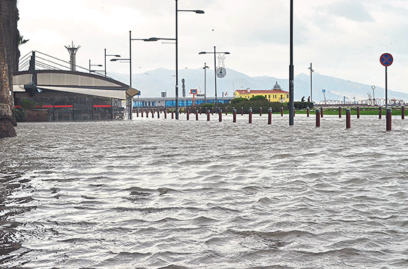 Deniz taştı, İzmir battı