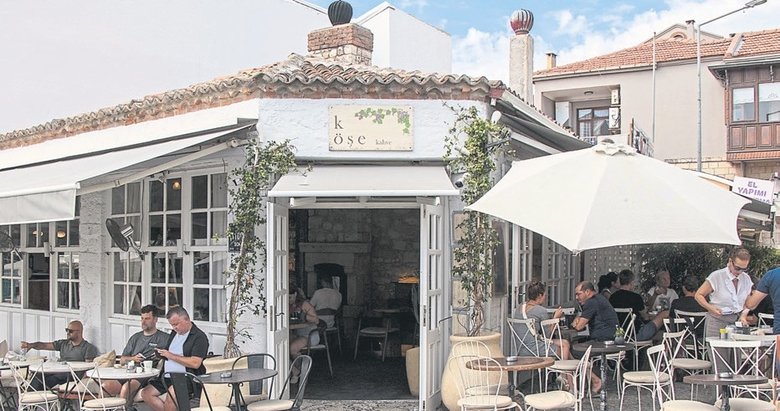 Alaçatı’ya tabela ve tente standartı