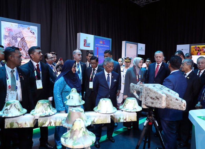 Başkan Erdoğan Kuala Lumpur Zirvesi’nin sergi alanını gezdi