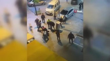 İzmir’deki akılalmaz olay kamerada! Kavgayı ayıran polise kafa attı