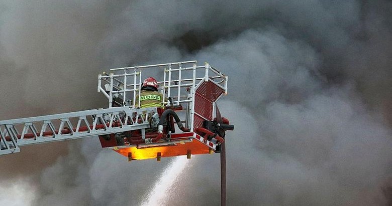 Uşak’ta tekstil fabrikasında yangın! 2 saatte kontrol altına alındı