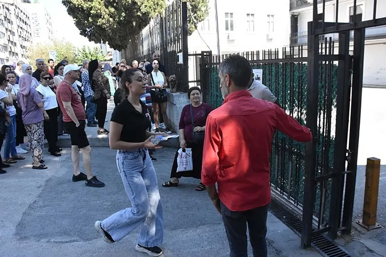 izmirde-ayt-heyecani-sinav-merkezlerine-akin-ettiler-1782033954157.jpeg