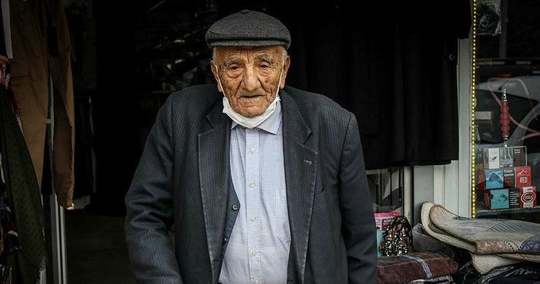 Kütahya’da kolon kanserini atlatan 105 yaşındaki Nuri dede, Kovid-19’u da yendi