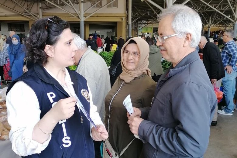 İzmir polisi pazar yerinde vatandaşları bilgilendirdi