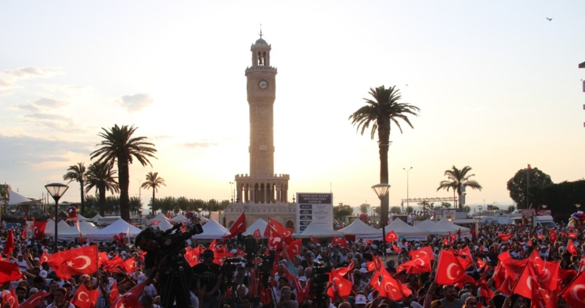 izmir 15 temmuz da tek yurek
