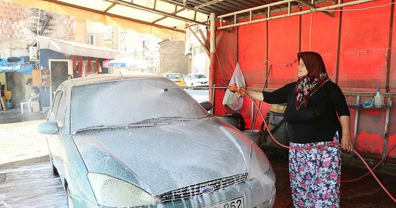 Oto yıkamacı Hülya teyze, oğlunun emanetine sahip çıkıyor
