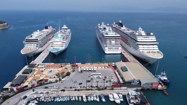 Kuşadası Limanı’na 4 gemi bereketi ile geldi