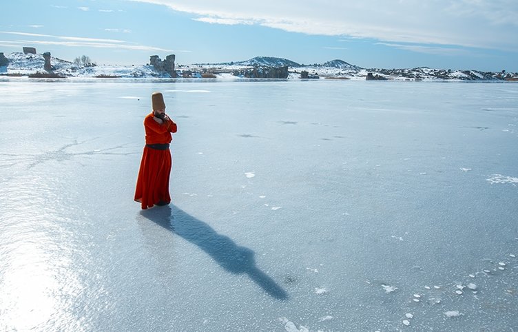 Afyonkarahisar’da buz tutan gölde sema gösterisi! Kartpostallık görüntüler ortaya çıktı