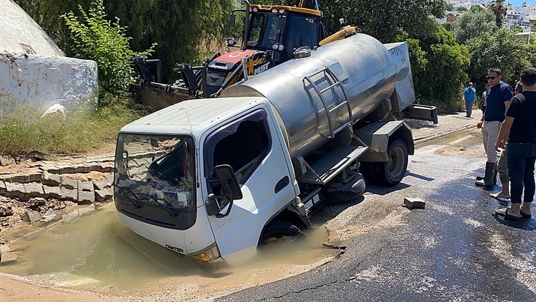 Bodrum’da tanker, patlayan içme suyu hattı nedeniyle oluşan çukura düştü