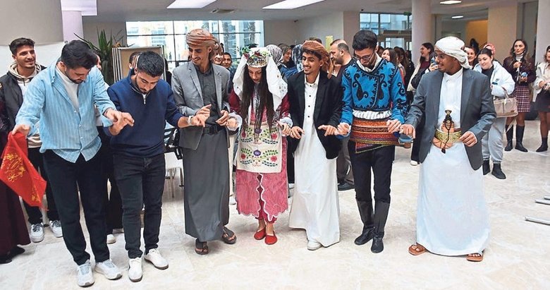 İzmir’de uluslararası öğrenciler kültürlerini tanıttı!