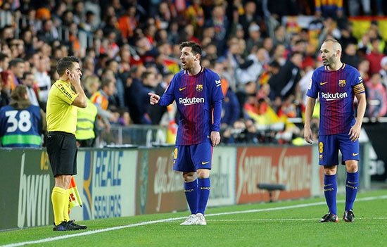 Valencia - Barcelona maçında hakem skandalı!