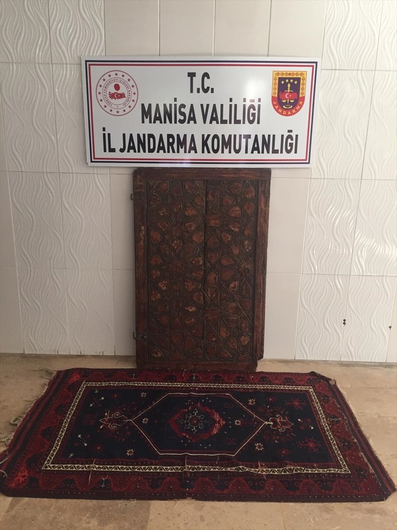 Manisa’da emlakçı dükkanında tarihi eser ele geçirildi