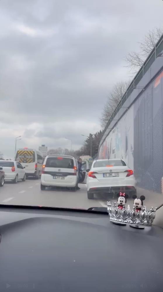 Yol verme tartışmasında araçtan indi: 180 bin TL ceza kesildi, ehliyeti gitti!