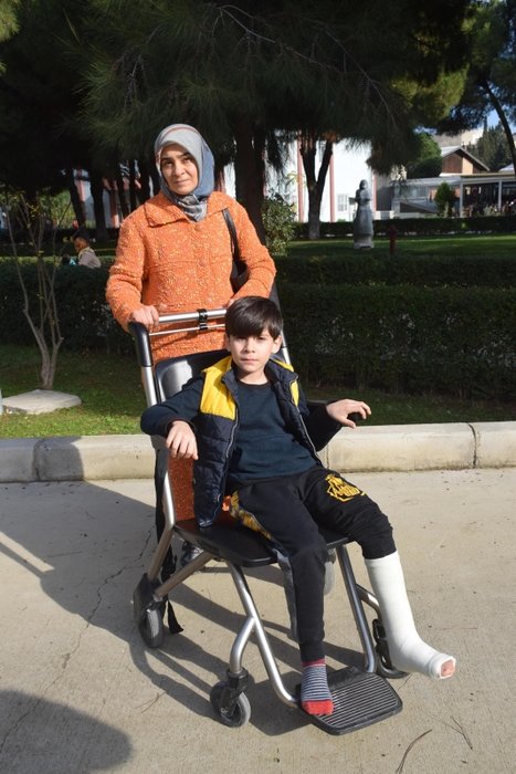 İzmir’de akılalmaz olay! Ayakkabısını bağlamak istedi, bu hale geldi