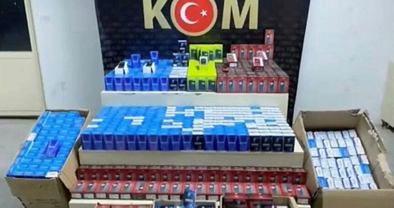 İzmir’de gümrük kaçağı 1000 cep telefonu ele geçirildi