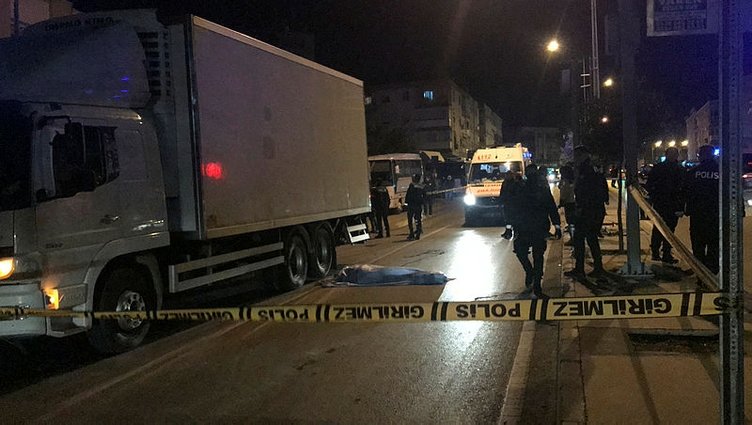 İzmir’de feci ölüm! Metrelerce sürüklenen bisiklet sürücüsü genç hayatını kaybetti
