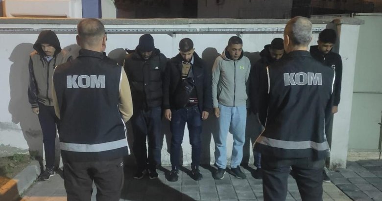 Balıkesir’de 2 göçmen kaçakçısı yakalandı