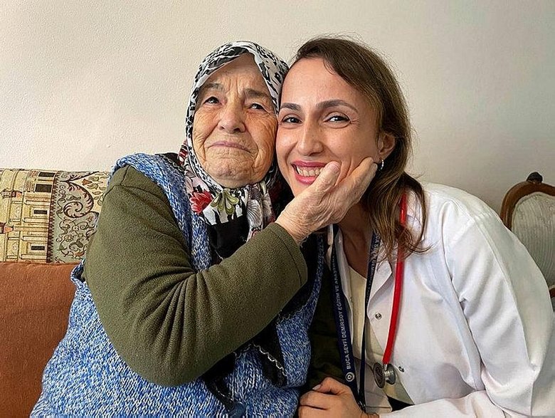 İzmir’de Sağlıklı Yaş Alma Merkezleri ekiplerinden 101 bin 601 kişiye sağlık hizmeti