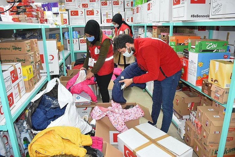 Yabancı gönüllüler, depremzedeler için seferber oldu