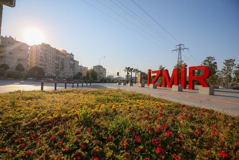 İzmir’de termometreler 40 dereceye dayandı! Cadde ve sokaklar boş kaldı