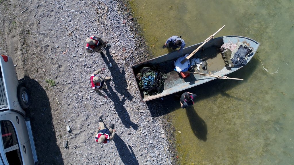 Jandarma Van Gölü’nde inci kefali için nöbet tutuyor