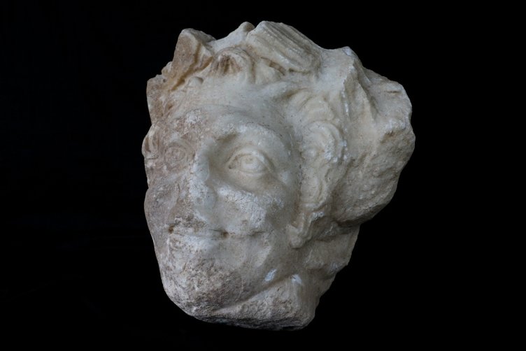 İzmir’deki Smyrna Tiyatrosu’nda bulundu! 18 asırlık heykel başı koruma altına alındı