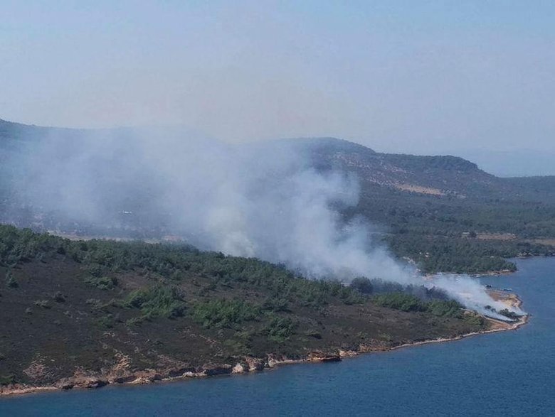 Cunda Adası’nda orman yangını! Helikopterler kaldırıldı...