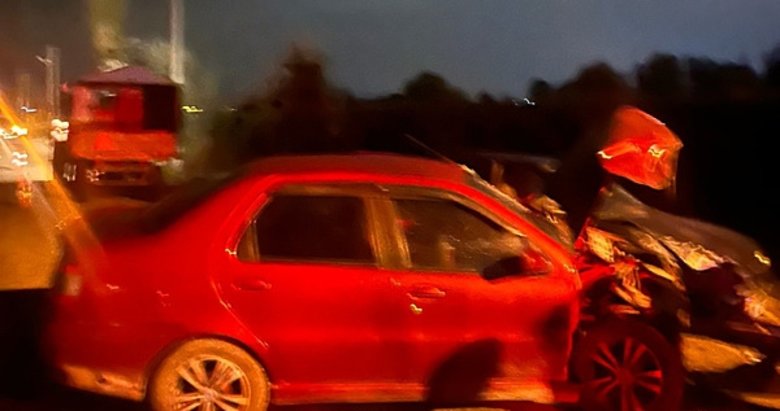 Afyonkarahisar’da iki otomobil kafa kafaya çarpıştı: 5 yaralı