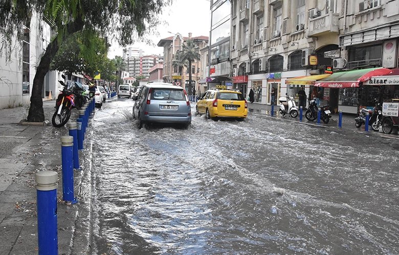 İzmir’de sağanak caddeleri göle çevirdi