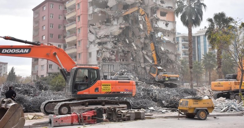 Yıkıcı depremin ardından İzmir’deki ağır hasarlı binaların yıkımı sürüyor