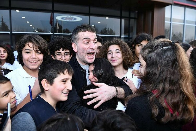 Baba Parası filminin yıldızları Ahmet Kural ve Murat Cemcir’den İzmirli öğrencilere karne sürprizi