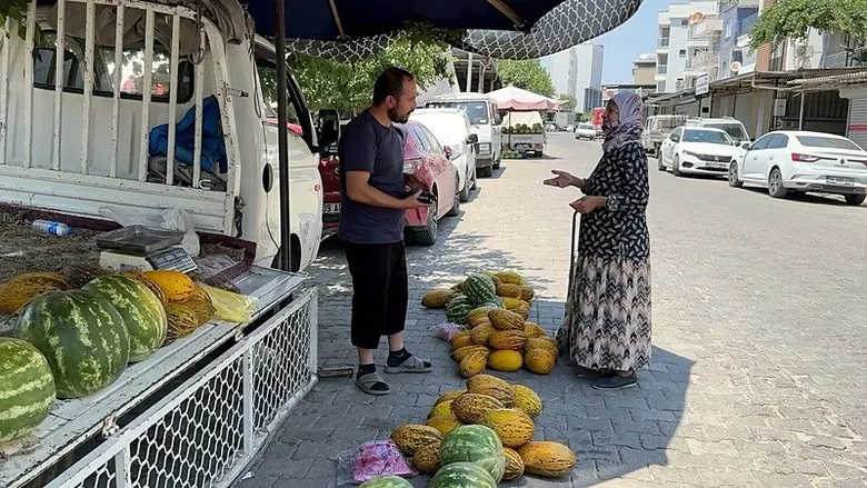 aydinda-pes-dedirten-olay-nezaket-yerine-gaza-basti-pazardaki-karpuzlari-tek-tek-ezdi-1783008495721.jpeg