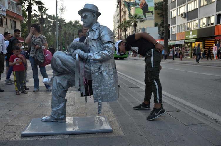 Denizli’de tek ayağının üstünde oturan heykel adam görenleri şaşırttı