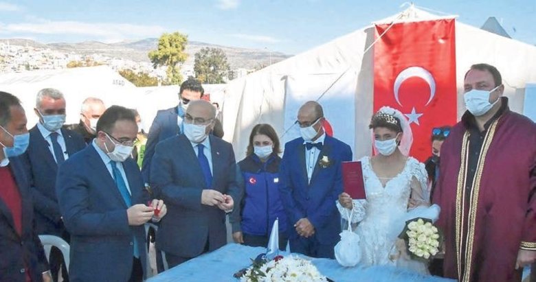Depremzede çifte çadır kentte nikah