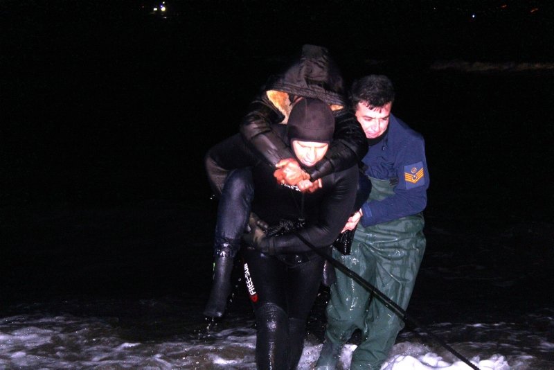Balıkesir’de kayalıklarda mahsur kalan 44 düzensiz göçmen kurtarıldı