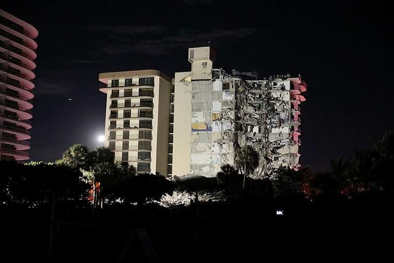 ABD’de 12 katlı binanın çöktüğü anlar saniye saniye kaydedildi
